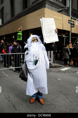 L'atmosphère mouvement occupons Wall Street Lower Manhattan à travers des marches qu'il atteint deux mois de protestations de la ville de New York, USA - 17.11.11 Banque D'Images