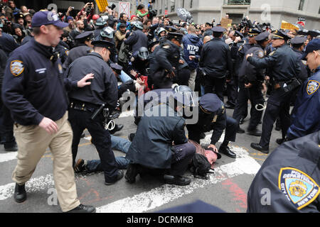 L'atmosphère mouvement occupons Wall Street Lower Manhattan à travers des marches qu'il atteint deux mois de protestations de la ville de New York, USA - 17.11.11 Banque D'Images