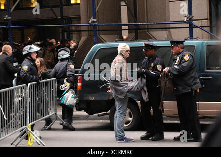 L'atmosphère mouvement occupons Wall Street Lower Manhattan à travers des marches qu'il atteint deux mois de protestations de la ville de New York, USA - 17.11.11 Banque D'Images