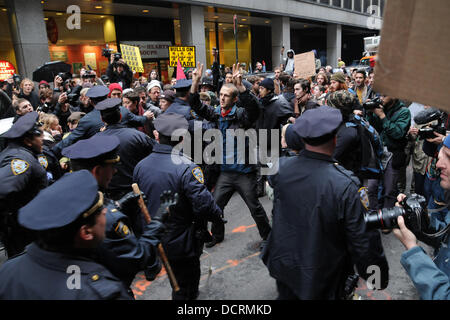 L'atmosphère mouvement occupons Wall Street Lower Manhattan à travers des marches qu'il atteint deux mois de protestations de la ville de New York, USA - 17.11.11 Banque D'Images