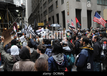 L'atmosphère mouvement occupons Wall Street Lower Manhattan à travers des marches qu'il atteint deux mois de protestations de la ville de New York, USA - 17.11.11 Banque D'Images