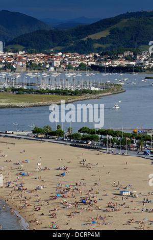 L'été sur la plage bondée Hondarribia dans le nord de l'Espagne avec l'embouchure de la rivière Bidasoa et Hendaye Plage en France dans l'arrière-plan Banque D'Images