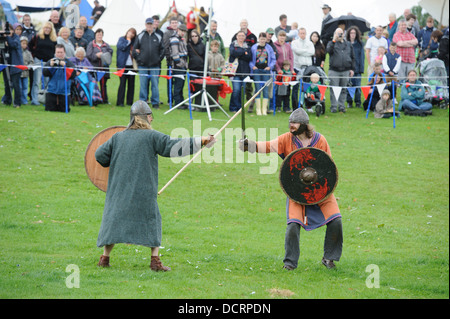 Une escarmouche viking au cours d'une reconstitution faite à l'Écosse, le Festival de l'histoire à Chatelherault Country Park South Lanarkshire Banque D'Images