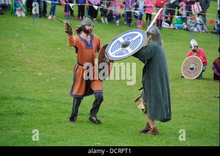 Une escarmouche viking au cours d'une reconstitution faite à l'Écosse, le Festival de l'histoire à Chatelherault Country Park South Lanarkshire Banque D'Images