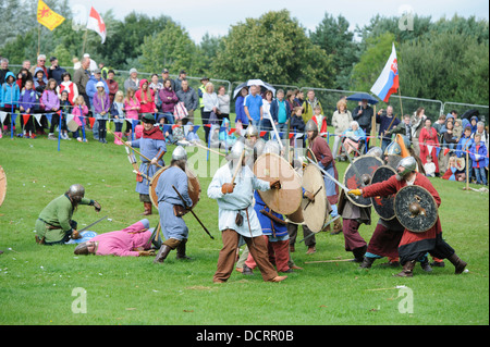 Une escarmouche viking au cours d'une reconstitution faite à l'Écosse, le Festival de l'histoire à Chatelherault Country Park South Lanarkshire Banque D'Images