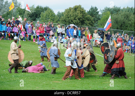 Une escarmouche viking au cours d'une reconstitution faite à l'Écosse, le Festival de l'histoire à Chatelherault Country Park South Lanarkshire Banque D'Images