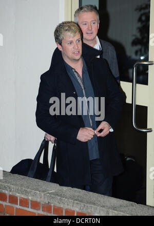 Louis Walsh et Kian Egan 'The X Factor' juges et finalistes partent le show's studios après l'émission en direct le samedi soir à Londres, Angleterre - 19.11.11 Banque D'Images