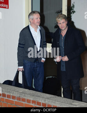 Louis Walsh et Kian Egan 'The X Factor' juges et finalistes partent le show's studios après l'émission en direct le samedi soir à Londres, Angleterre - 19.11.11 Banque D'Images