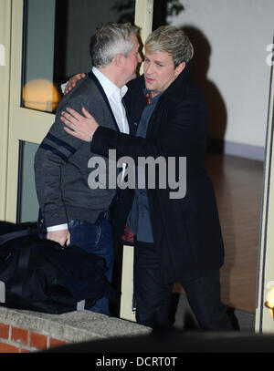 Louis Walsh et Kian Egan 'The X Factor' juges et finalistes partent le show's studios après l'émission en direct le samedi soir à Londres, Angleterre - 19.11.11 Banque D'Images