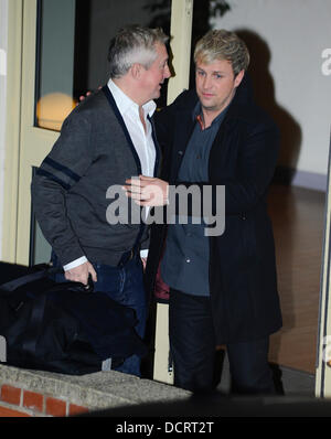 Louis Walsh et Kian Egan 'The X Factor' juges et finalistes partent le show's studios après l'émission en direct le samedi soir à Londres, Angleterre - 19.11.11 Banque D'Images