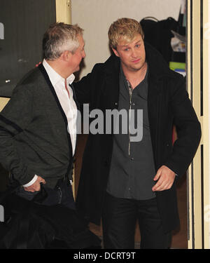 Louis Walsh et Kian Egan 'The X Factor' juges et finalistes partent le show's studios après l'émission en direct le samedi soir à Londres, Angleterre - 19.11.11 Banque D'Images