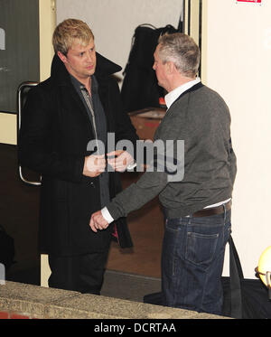 Louis Walsh et Kian Egan 'The X Factor' juges et finalistes partent le show's studios après l'émission en direct le samedi soir à Londres, Angleterre - 19.11.11 Banque D'Images