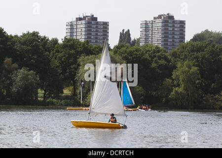 Wimbledon Londres, Royaume-Uni. 21 août 2013. Canots à voile sur le lac de Wimbledon dans le sud ouest de Londres à une chaude breezy day Crédit : amer ghazzal/Alamy Live News Banque D'Images