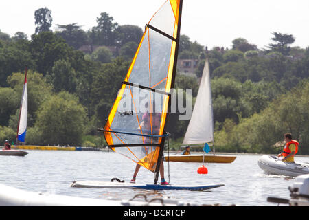 Wimbledon Londres, Royaume-Uni. 21 août 2013. Canots à voile sur le lac de Wimbledon dans le sud ouest de Londres à une chaude breezy day Crédit : amer ghazzal/Alamy Live News Banque D'Images