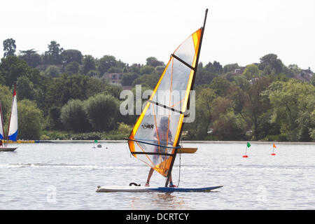 Wimbledon Londres, Royaume-Uni. 21 août 2013. Canots à voile sur le lac de Wimbledon dans le sud ouest de Londres à une chaude breezy day Crédit : amer ghazzal/Alamy Live News Banque D'Images