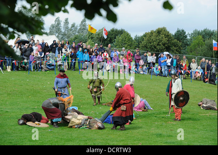 Une escarmouche viking au cours d'une reconstitution faite à l'Écosse, le Festival de l'histoire à Chatelherault Country Park South Lanarkshire Banque D'Images