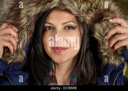 Belle jeune femme avec de grands poils veste d'hiver. Banque D'Images