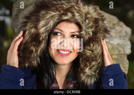 Belle jeune femme avec de grands poils veste d'hiver. Banque D'Images