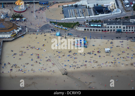 Photo aérienne de la plage de Bournemouth en été. Banque D'Images