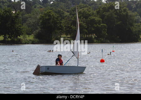 Wimbledon Londres, Royaume-Uni. 21 août 2013. Un Dinghie voiles sur le lac de Wimbledon dans le sud ouest de Londres à une chaude breezy day Crédit : amer ghazzal/Alamy Live News Banque D'Images