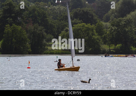 Wimbledon Londres, Royaume-Uni. 21 août 2013. Canots à voile sur le lac de Wimbledon dans le sud ouest de Londres à une chaude breezy day Crédit : amer ghazzal/Alamy Live News Banque D'Images