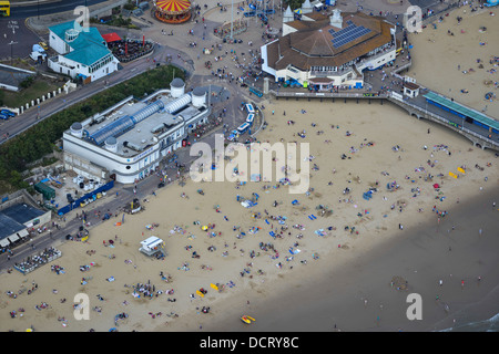 Photo aérienne de la plage de Bournemouth en été. Banque D'Images