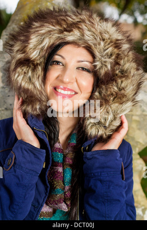 Belle jeune femme avec de grands poils veste d'hiver. Banque D'Images