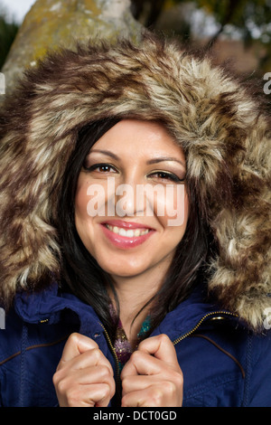 Belle jeune femme avec de grands poils veste d'hiver. Banque D'Images