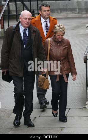 Bob Dowler et Sally Dowler arrivent à témoigner à l'enquête Leveson au Royal Courts of Justice le 21 novembre 2011 à Londres, en Angleterre. 21 victimes de piratage téléphonique sera de rendre témoignage à l'enquête sur les cinq jours. L'enquête est dirigée par Lord Justice Leveson et est à la recherche dans la culture, la pratique et l'éthique de la presse au Royaume-Uni. L Banque D'Images