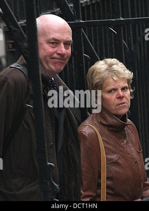 Bob Dowler et Sally Dowler arrivent à témoigner à l'enquête Leveson au Royal Courts of Justice le 21 novembre 2011 à Londres, en Angleterre. 21 victimes de piratage téléphonique sera de rendre témoignage à l'enquête sur les cinq jours. L'enquête est dirigée par Lord Justice Leveson et est à la recherche dans la culture, la pratique et l'éthique de la presse au Royaume-Uni. L Banque D'Images