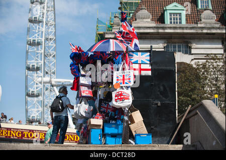 Westminster, London, UK. 21 août 2013. Le retour du temps chaud attire des touristes dans la capitale. Un kiosque vend des souvenirs avec l'emblématique de Londres en arrière-plan. Credit : Malcolm Park editorial/Alamy Live News Banque D'Images