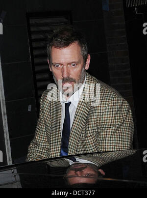 Hugh Laurie de quitter le Club 100. Londres, Angleterre - crédit obligatoire : WENN.com 21.11.11 Banque D'Images