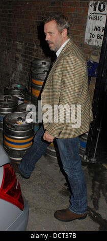 Hugh Laurie de quitter le Club 100. Londres, Angleterre - 21.11.11 Banque D'Images