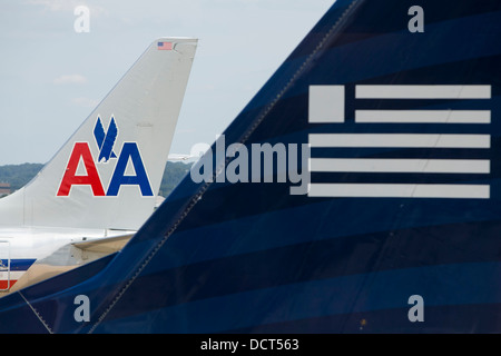 US Airways et American Airlines l'avion à l'Aéroport National Reagan. Banque D'Images