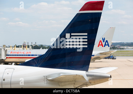 US Airways et American Airlines l'avion à l'Aéroport National Reagan. Banque D'Images