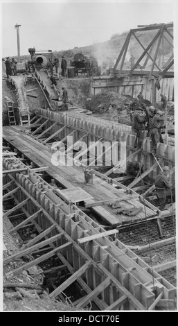Cette image montre la vue des hauteurs du canal est du projet Uncompahgre à Montrose, Colorado. La photo a été prise pendant la phase de construction d'un système de gestion de l'eau à l'ère du New Deal. Banque D'Images