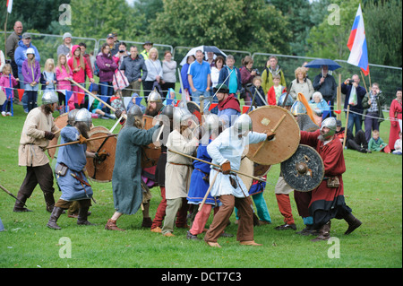 Une escarmouche viking au cours d'une reconstitution faite à l'Écosse, le Festival de l'histoire à Chatelherault Country Park South Lanarkshire Banque D'Images