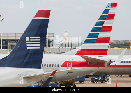 US Airways et American Airlines l'avion à l'Aéroport National Reagan. Banque D'Images