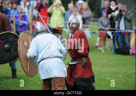 Une escarmouche viking au cours d'une reconstitution faite à l'Écosse, le Festival de l'histoire à Chatelherault Country Park South Lanarkshire Banque D'Images