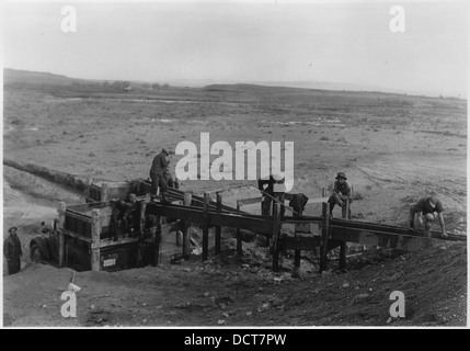 CCC Camp BR-72 projet Shoshone, Division Garland photo montrant les enrollés en fonctionnement de la laveuse à sable à Alkali Creek. R.... - 293551 Banque D'Images