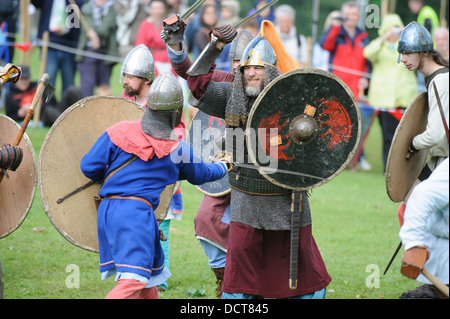 Une escarmouche viking au cours d'une reconstitution faite à l'Écosse, le Festival de l'histoire à Chatelherault Country Park South Lanarkshire Banque D'Images