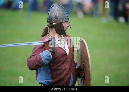 Une escarmouche viking au cours d'une reconstitution faite à l'Écosse, le Festival de l'histoire à Chatelherault Country Park South Lanarkshire Banque D'Images