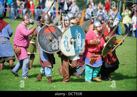 Une escarmouche viking au cours d'une reconstitution faite à l'Écosse, le Festival de l'histoire à Chatelherault Country Park South Lanarkshire Banque D'Images