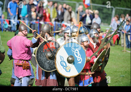 Une escarmouche viking au cours d'une reconstitution faite à l'Écosse, le Festival de l'histoire à Chatelherault Country Park South Lanarkshire Banque D'Images