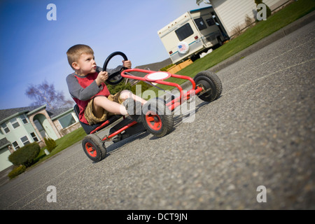 Transport ; cinq ans Équitation dans Go Kart Banque D'Images