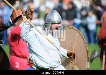 Une escarmouche viking au cours d'une reconstitution faite à l'Écosse, le Festival de l'histoire à Chatelherault Country Park South Lanarkshire Banque D'Images