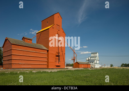 Rangée d'Élévateurs à grains À OSSATURE DE BOIS CANADA ALBERTA NANTON Banque D'Images