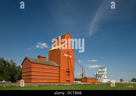 Rangée d'Élévateurs à grains À OSSATURE DE BOIS CANADA ALBERTA NANTON Banque D'Images