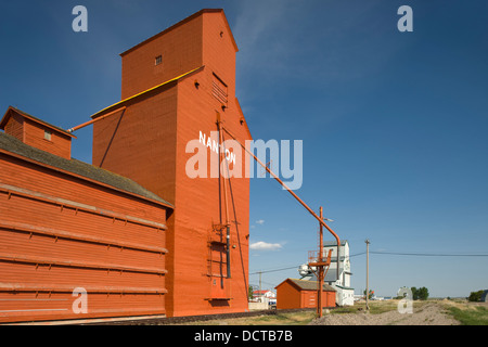 Rangée d'Élévateurs à grains À OSSATURE DE BOIS CANADA ALBERTA NANTON Banque D'Images