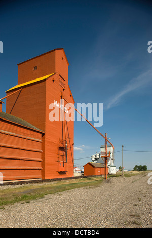 Rangée d'Élévateurs à grains À OSSATURE DE BOIS CANADA ALBERTA NANTON Banque D'Images